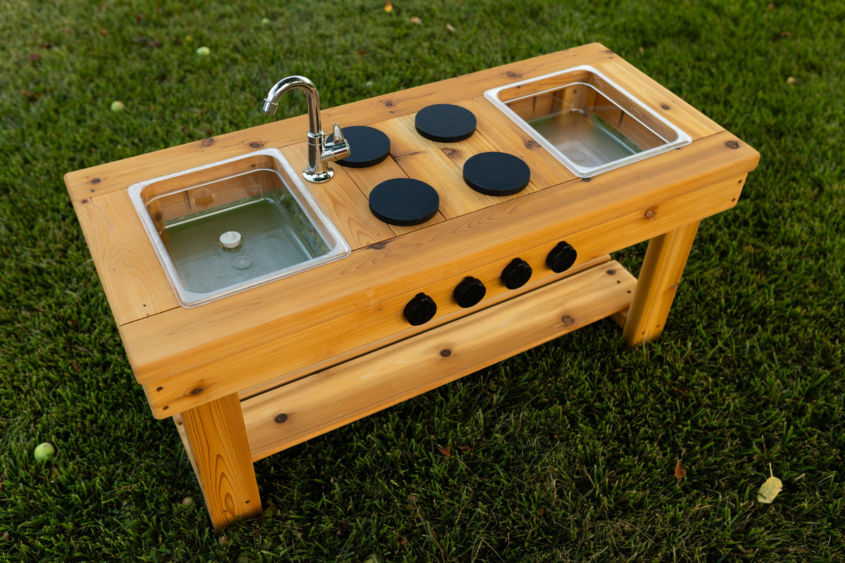 Cuisinette extérieure en cèdre Noble Wooden Toys avec cuisinière, robinet fonctionnel, tablette et 2 éviers transparents centrés