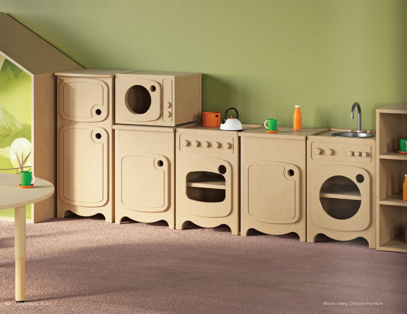 Cuisine de jeu en bois pour enfants avec armoires, four, évier et accessoires, dans une salle de jeux.