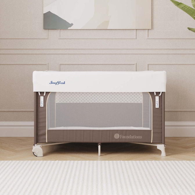 Parc pour bébé SnugFresh® Elite™ avec housse et roues