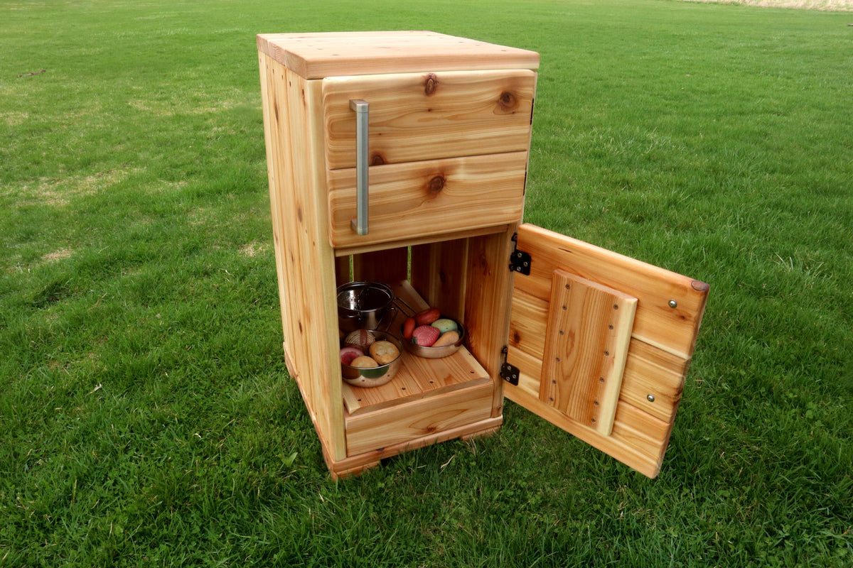 Mini réfrigérateur extérieur en cèdre Noble Wooden Toys pour jeu symbolique, avec congélateur
