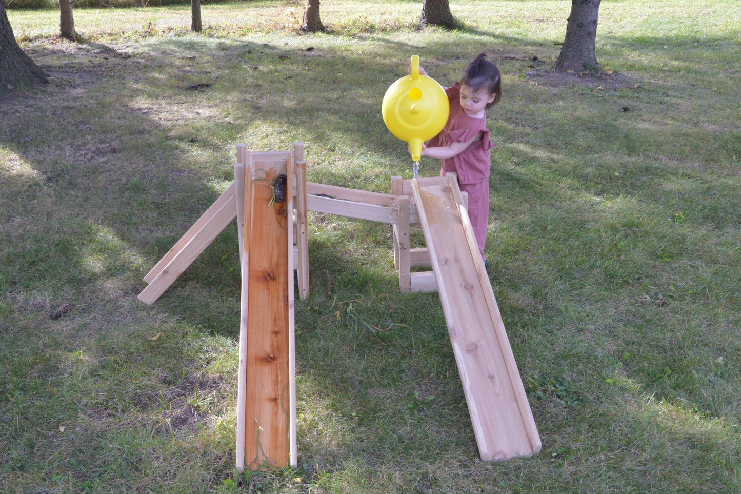 Système de canaux en bois – Jeu d’eau éducatif et sensoriel