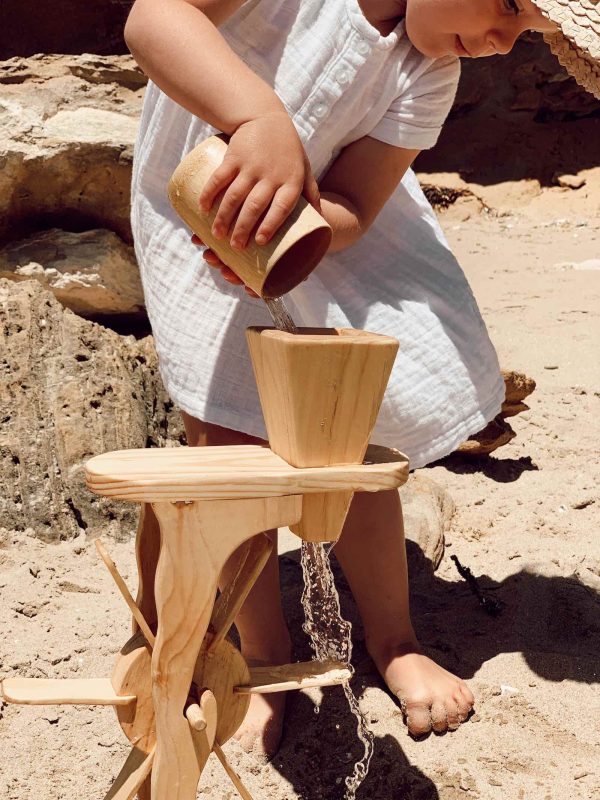 Moulin à eau et à sable en bois