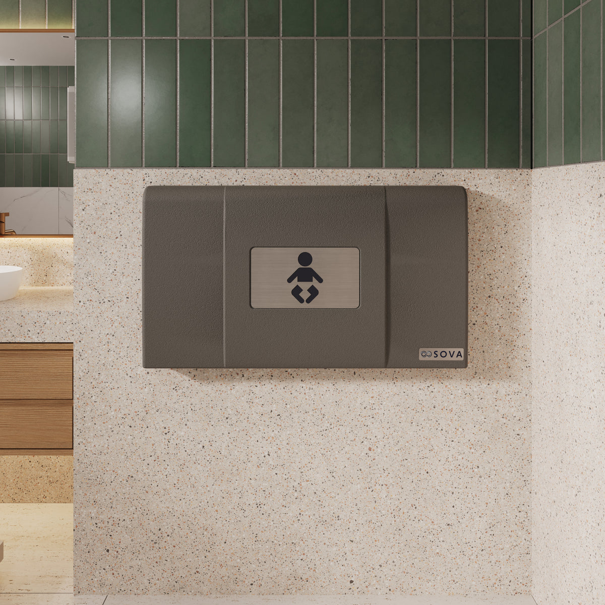 Table à langer murale Span gris foncé fermée, installée au mur d'une salle de bain