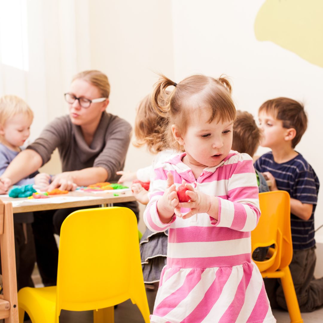 Comment choisir la hauteur des tables et des chaises de sa garderie