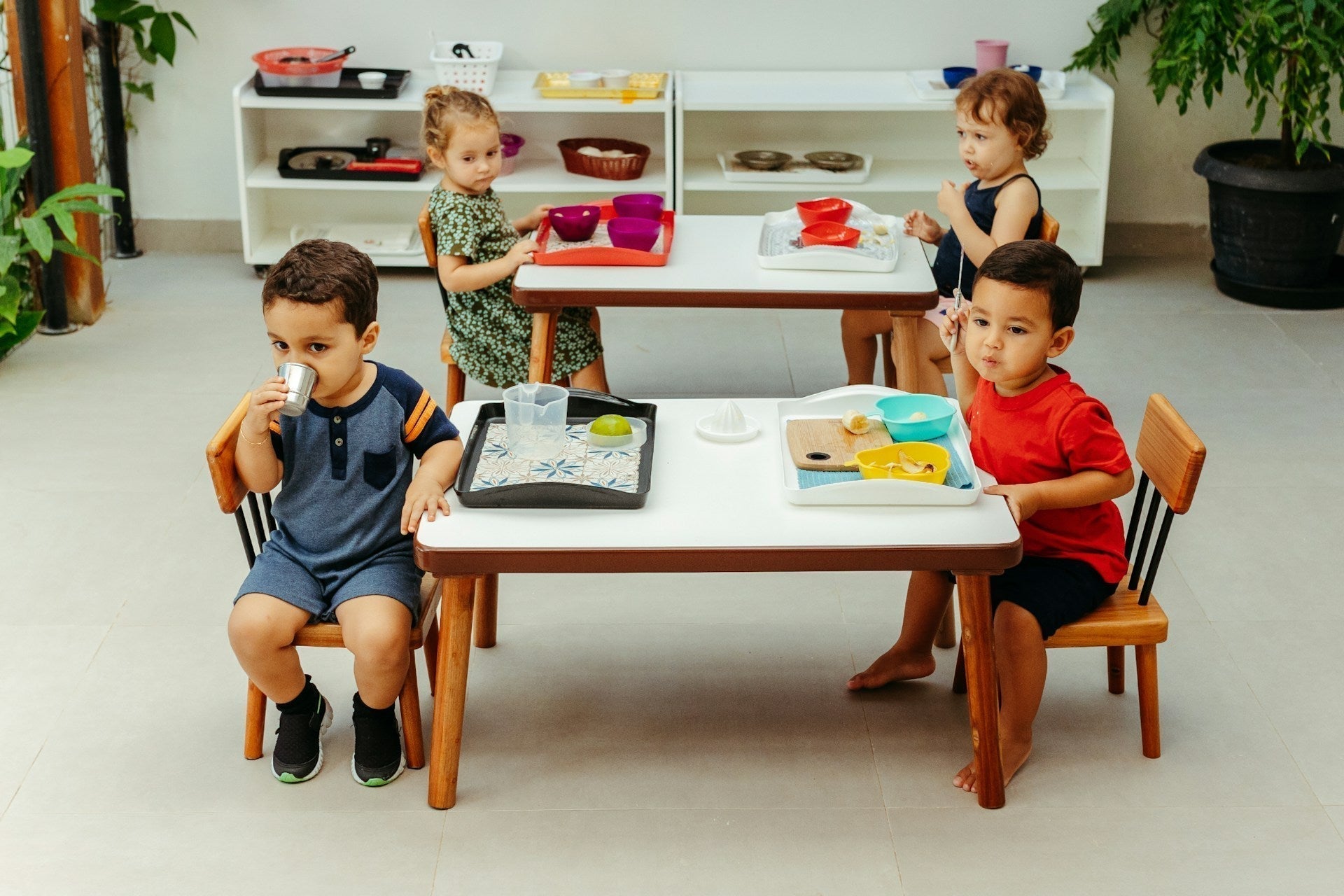 Comment choisir la hauteur des tables et chaises en garderie?