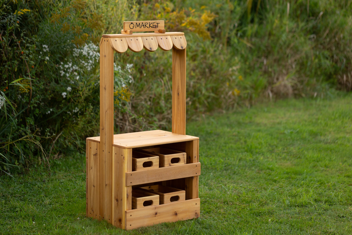 Kiosque de marché extérieur en cèdre Noble Wooden Toys pour jeu symbolique, caisses et affiches en option