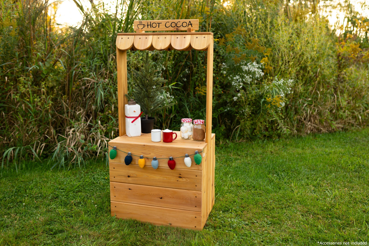 Kiosque de marché extérieur en cèdre Noble Wooden Toys pour jeu symbolique, caisses et affiches en option