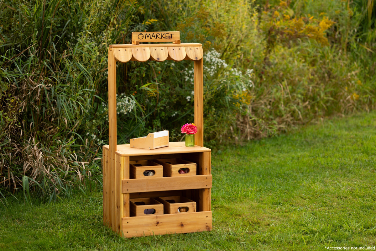 Kiosque de marché extérieur en cèdre Noble Wooden Toys pour jeu symbolique, caisses et affiches en option
