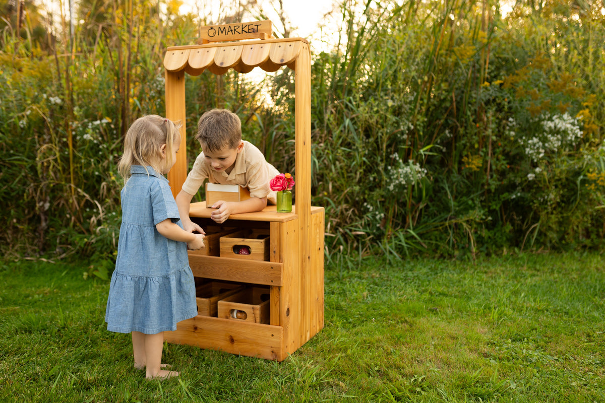 Kiosque de marché extérieur en cèdre Noble Wooden Toys pour jeu symbolique, caisses et affiches en option