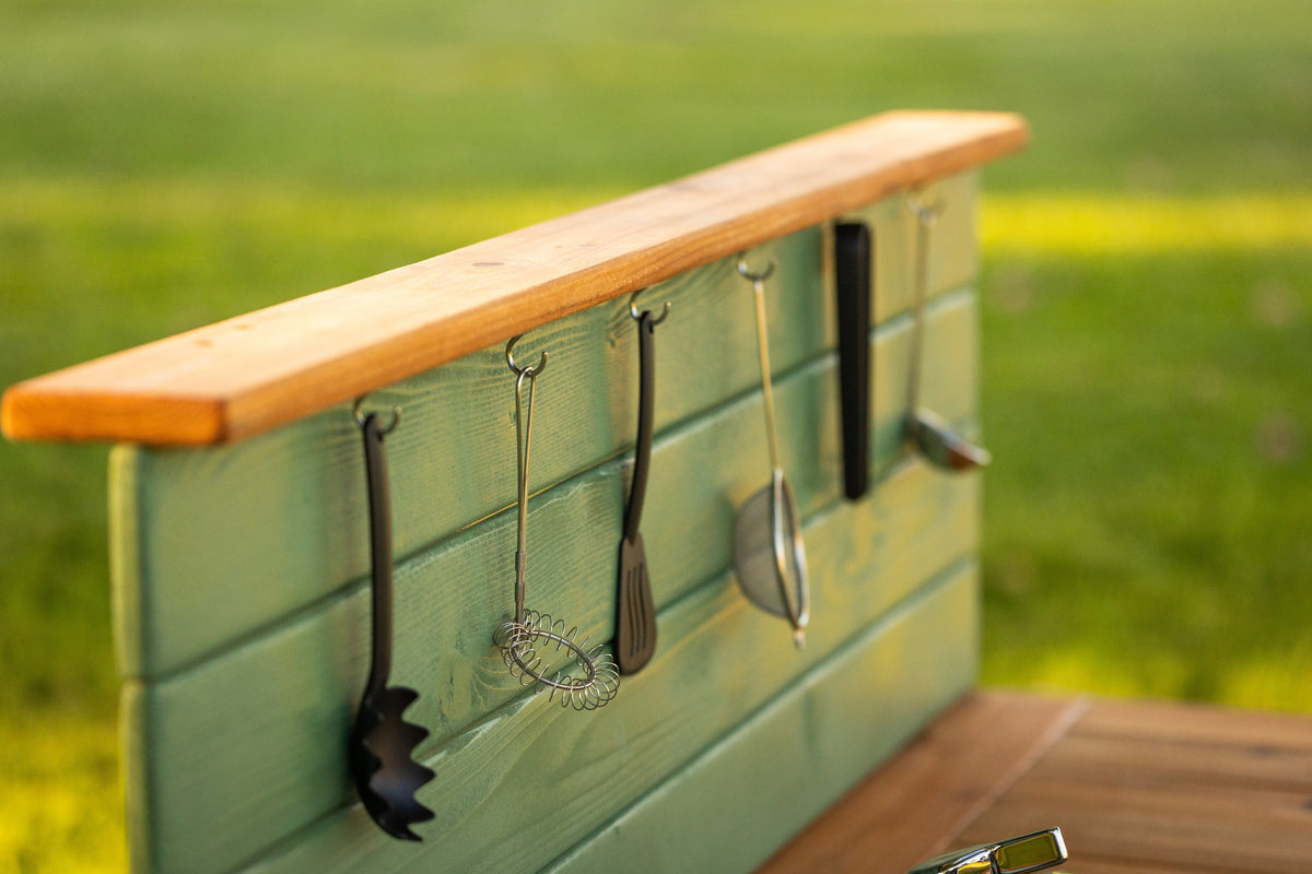 Cuisinette extérieure peinte en cèdre Noble Wooden Toys avec dosseret, tablette et 2 éviers à gauche