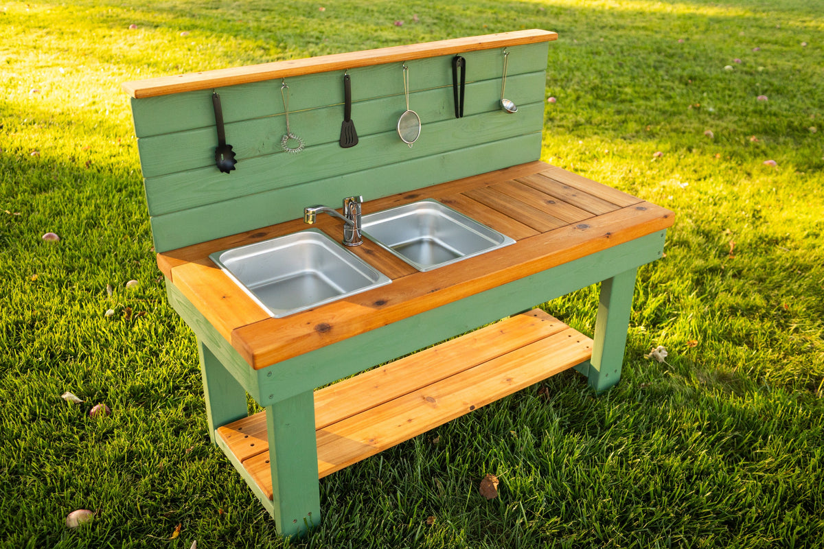 Cuisinette extérieure peinte en cèdre Noble Wooden Toys avec dosseret, tablette et 2 éviers à gauche
