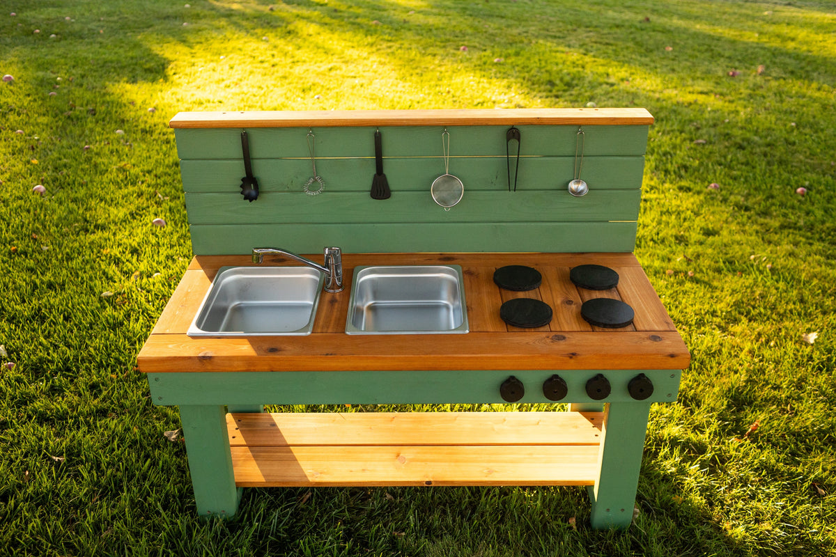 Cuisinette extérieure peinte en cèdre Noble Wooden Toys avec dosseret, tablette et 2 éviers à gauche