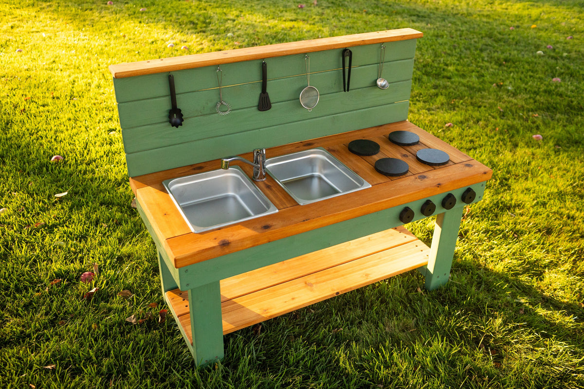 Cuisinette extérieure peinte en cèdre Noble Wooden Toys avec dosseret, tablette et 2 éviers à gauche