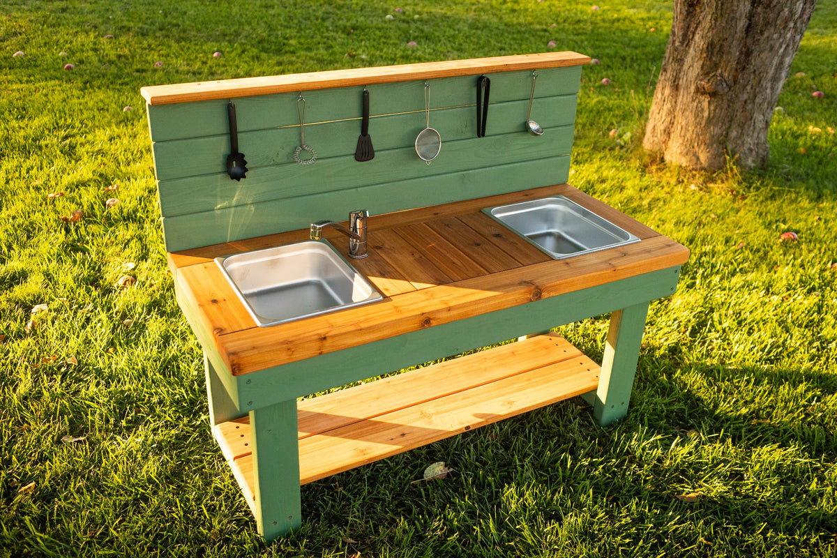 Cuisinette extérieure peinte en cèdre Noble Wooden Toys avec dosseret, tablette et 2 éviers centrés