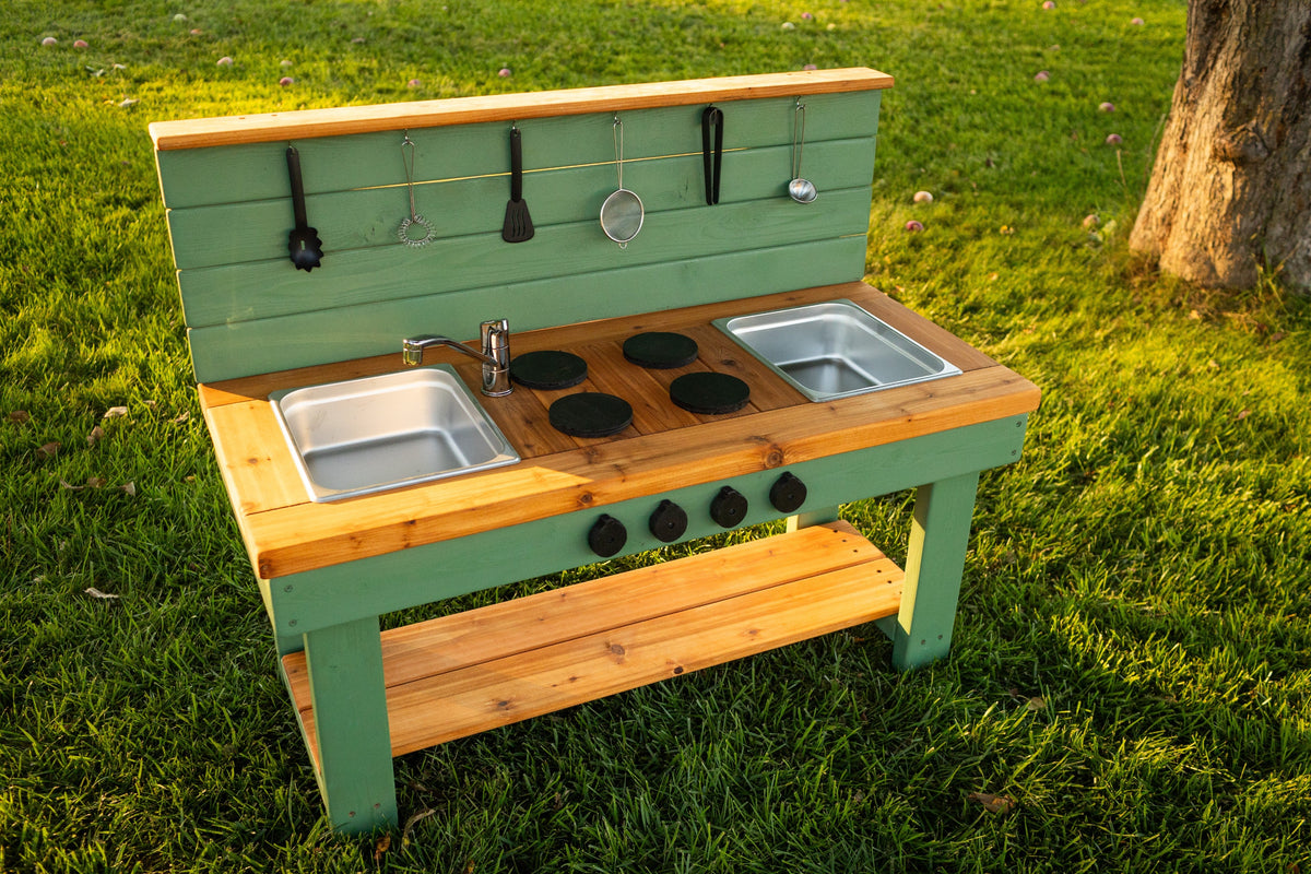Cuisinette extérieure peinte en cèdre Noble Wooden Toys avec dosseret, tablette et 2 éviers centrés
