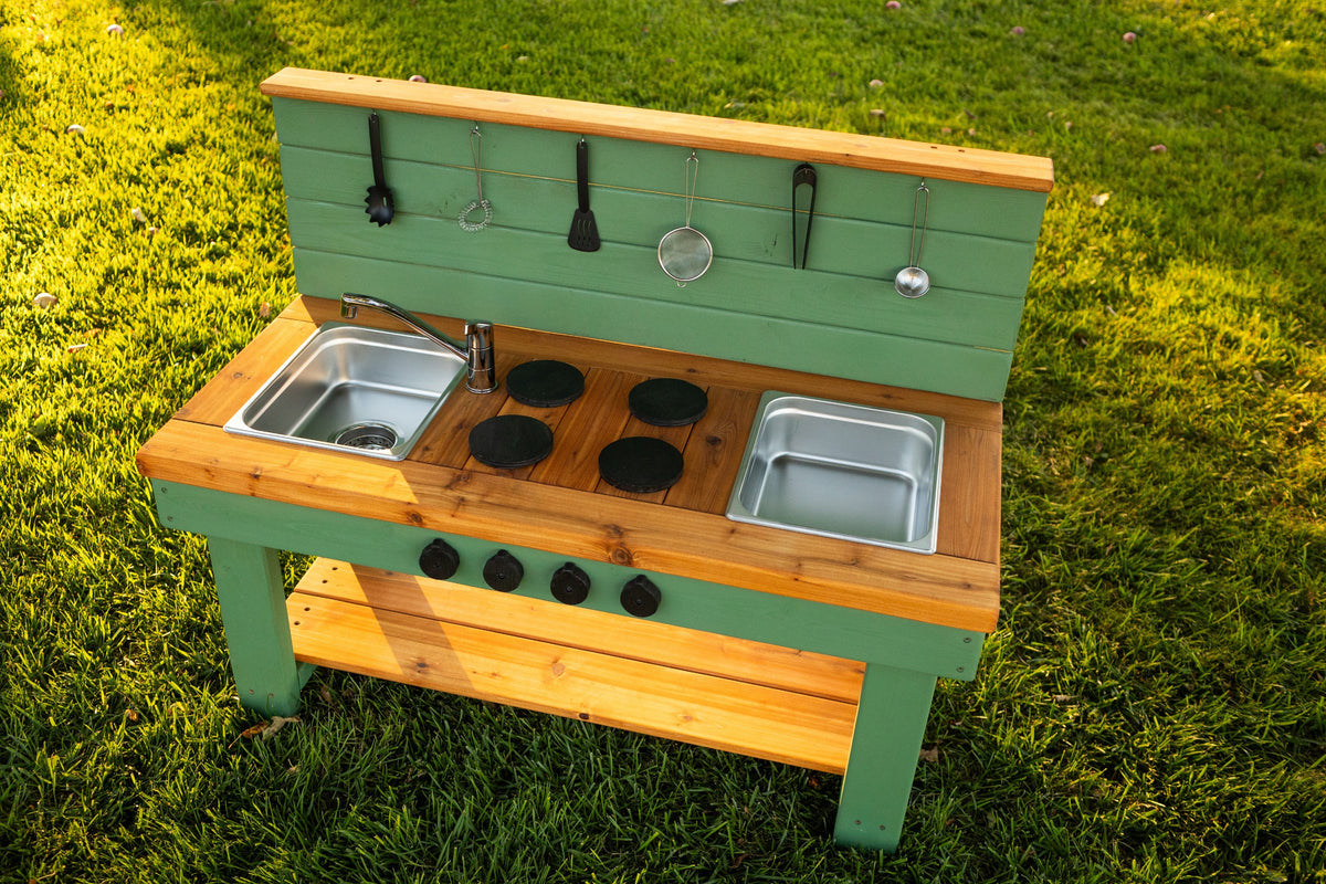 Cuisinette extérieure peinte en cèdre Noble Wooden Toys avec dosseret, tablette et 2 éviers centrés