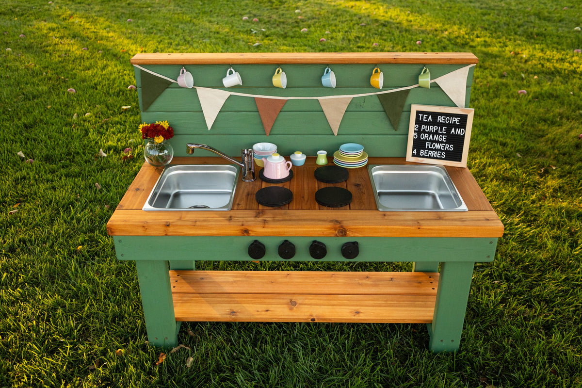 Cuisinette extérieure peinte en cèdre Noble Wooden Toys avec dosseret, tablette et 2 éviers centrés
