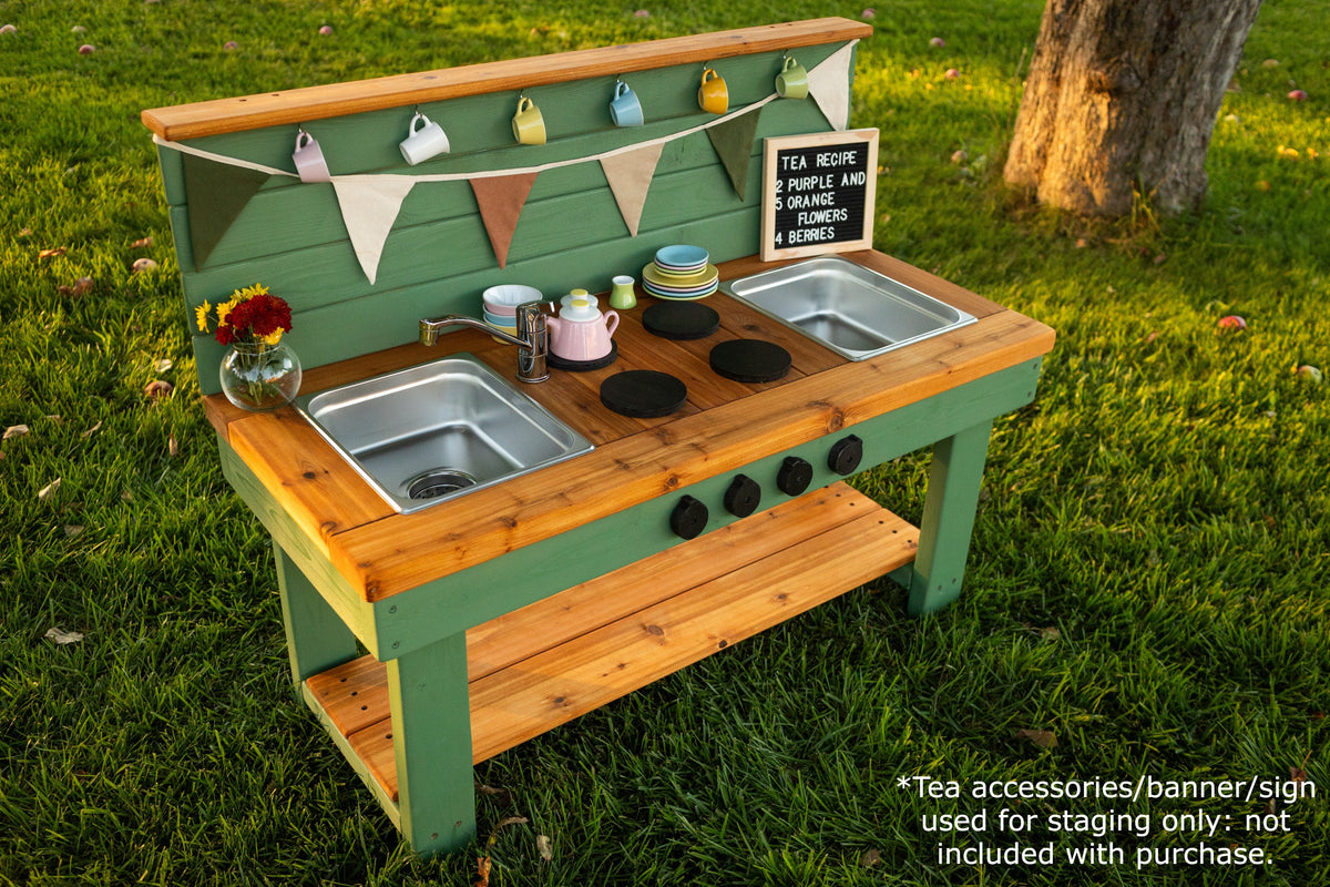 Cuisinette extérieure peinte en cèdre Noble Wooden Toys avec dosseret, tablette et 2 éviers centrés