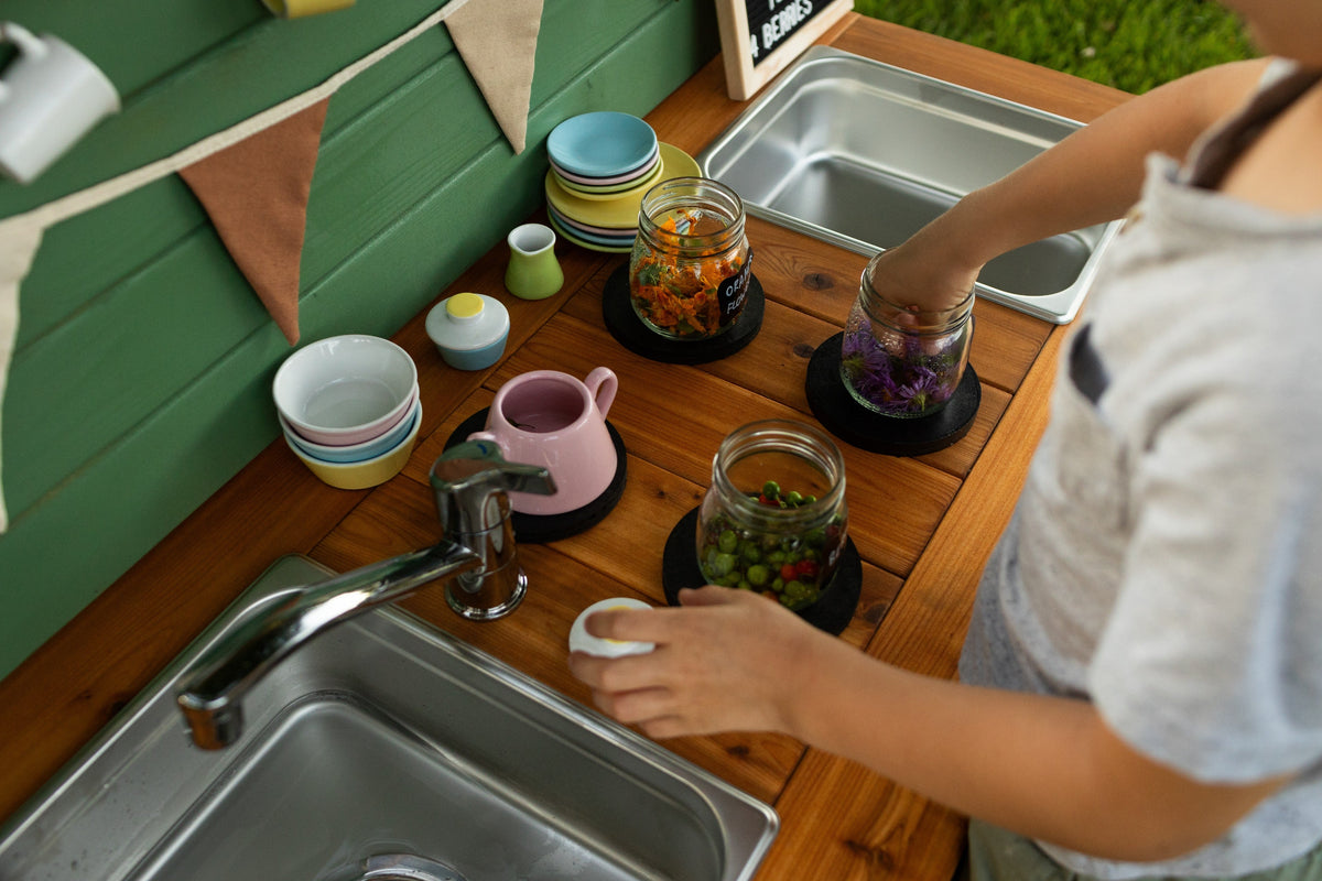 Cuisinette extérieure peinte en cèdre Noble Wooden Toys avec dosseret, tablette et 2 éviers centrés