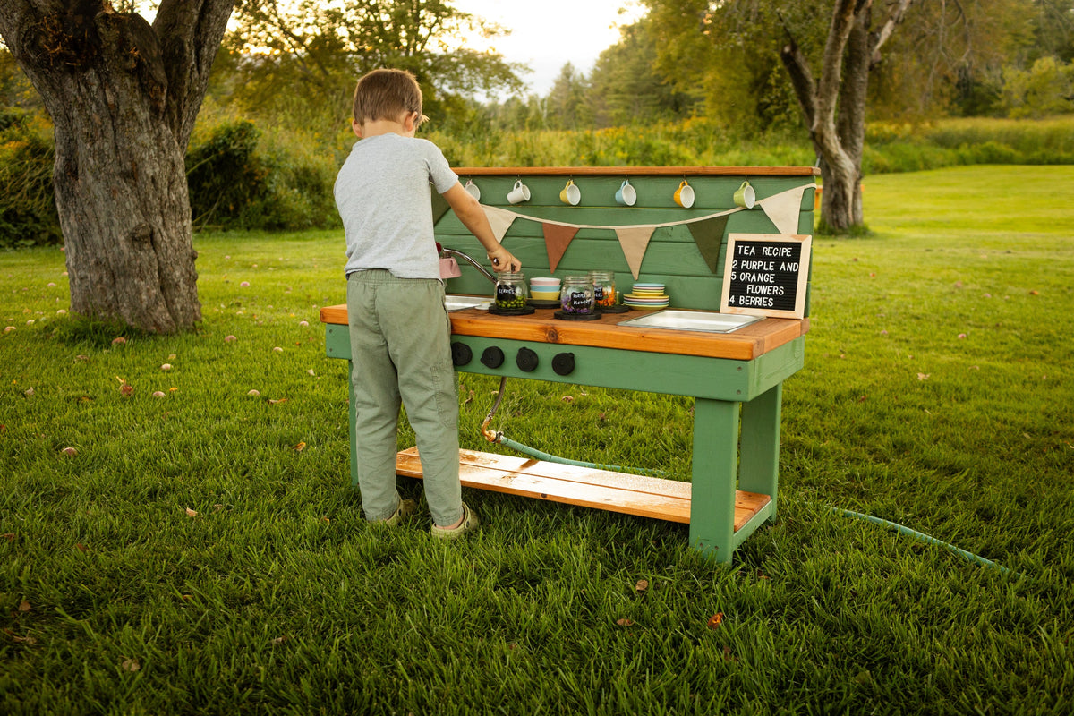 Cuisinette extérieure peinte en cèdre Noble Wooden Toys avec dosseret, tablette et 2 éviers centrés