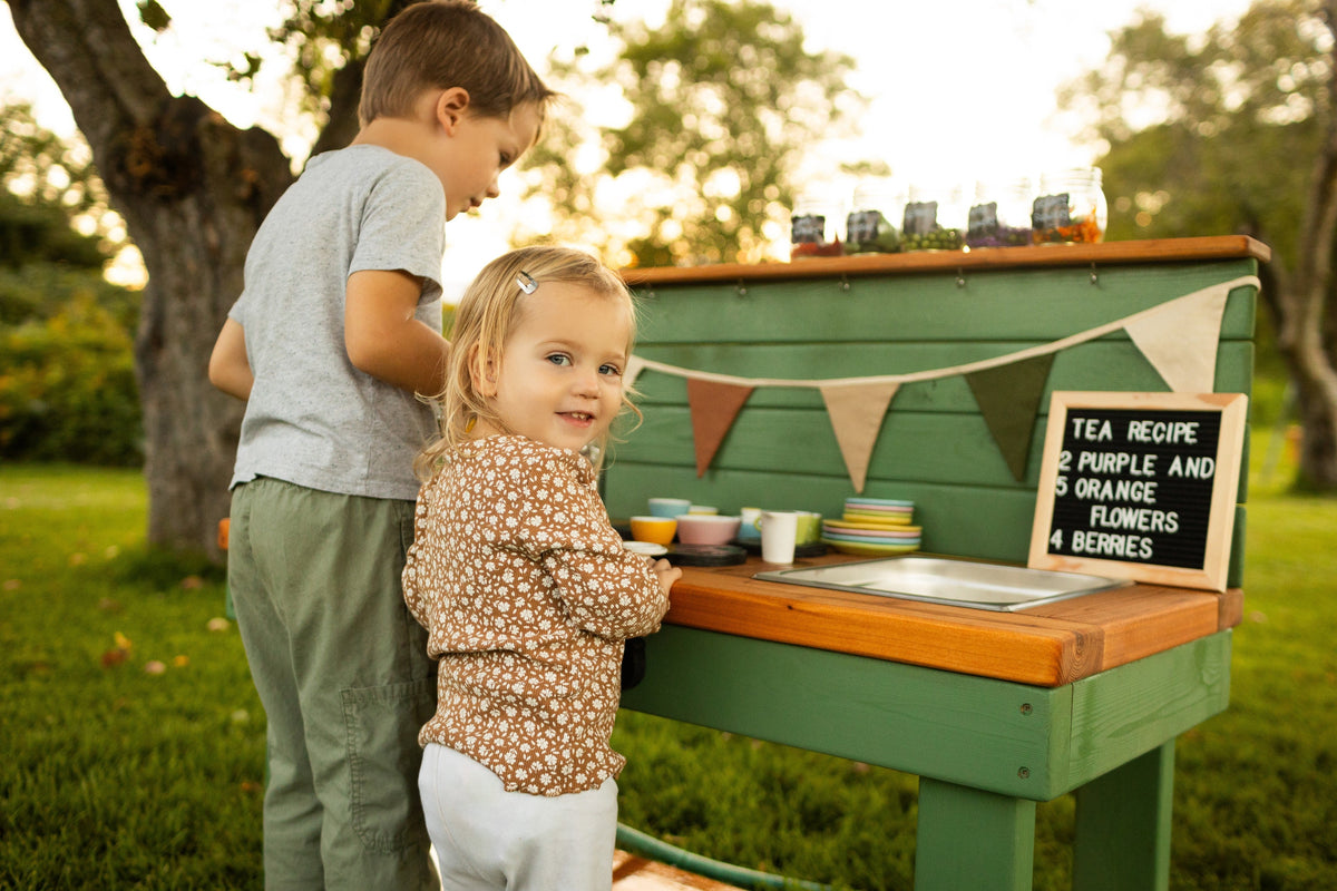 Cuisinette extérieure peinte en cèdre Noble Wooden Toys avec dosseret, tablette et 2 éviers centrés