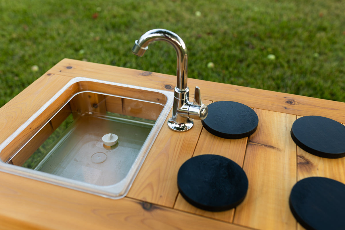 Cuisinette extérieure en cèdre Noble Wooden Toys avec cuisinière, robinet fonctionnel, tablette et 2 éviers transparents centrés