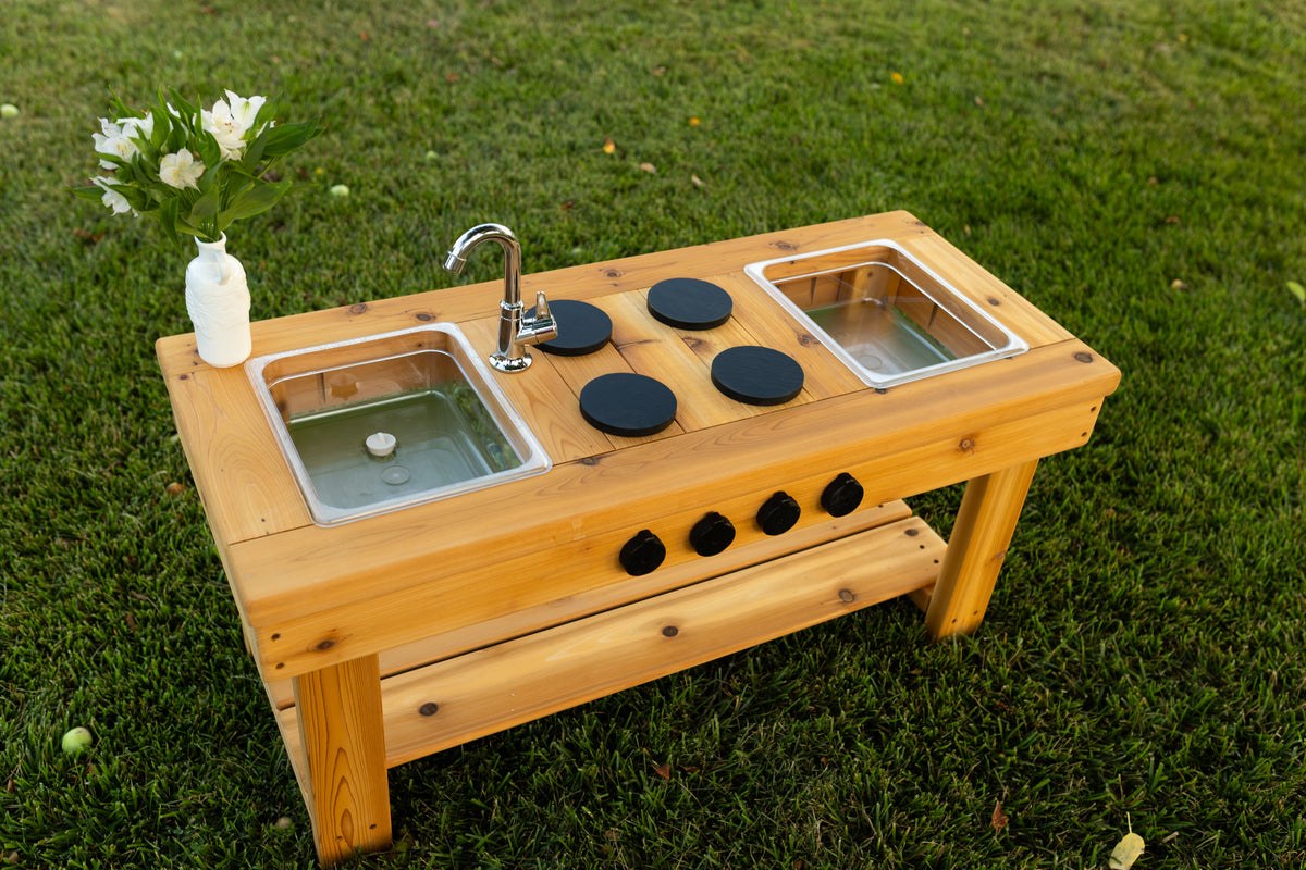 Cuisinette extérieure en cèdre Noble Wooden Toys avec cuisinière, robinet fonctionnel, tablette et 2 éviers transparents centrés