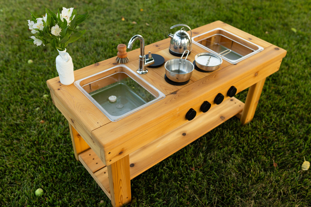 Cuisinette extérieure en cèdre Noble Wooden Toys avec cuisinière, robinet fonctionnel, tablette et 2 éviers transparents centrés