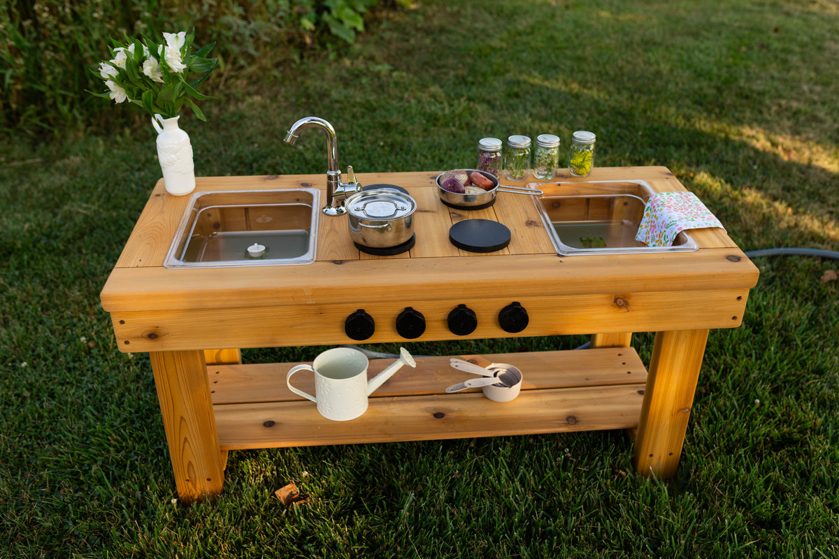 Cuisinette extérieure en cèdre Noble Wooden Toys avec cuisinière, robinet fonctionnel, tablette et 2 éviers transparents centrés