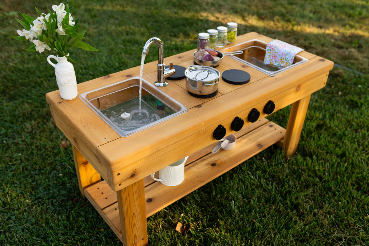 Cuisinette extérieure en cèdre Noble Wooden Toys avec cuisinière, robinet fonctionnel, tablette et 2 éviers transparents centrés