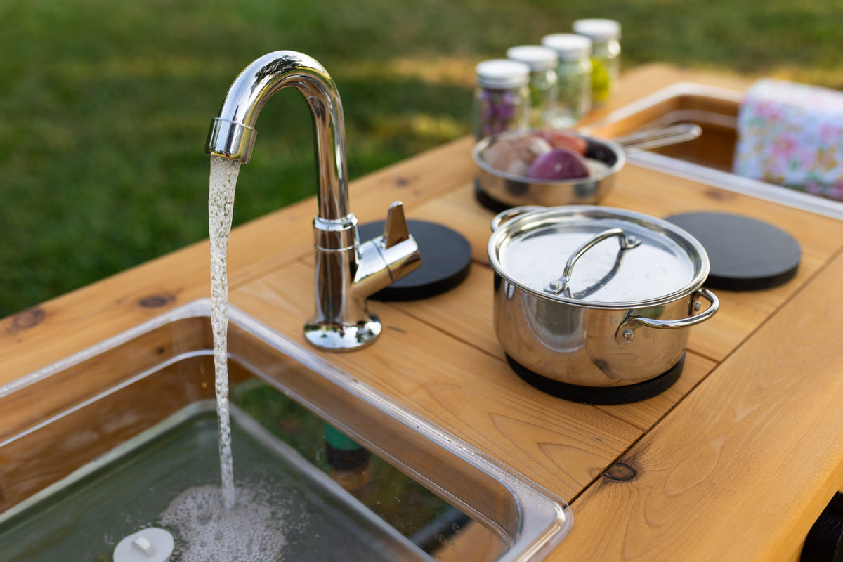 Cuisinette extérieure en cèdre Noble Wooden Toys avec cuisinière, robinet fonctionnel, tablette et 2 éviers transparents centrés