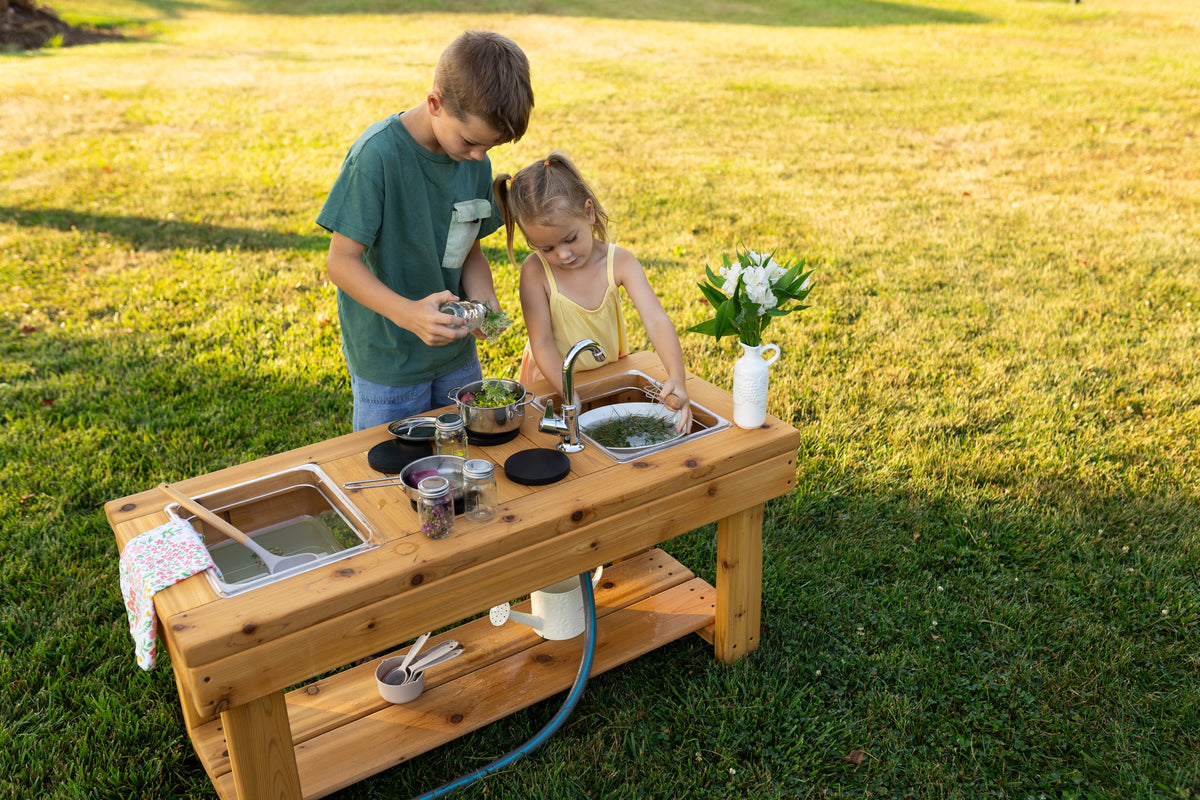 Cuisinette extérieure en cèdre Noble Wooden Toys avec cuisinière, robinet fonctionnel, tablette et 2 éviers transparents centrés