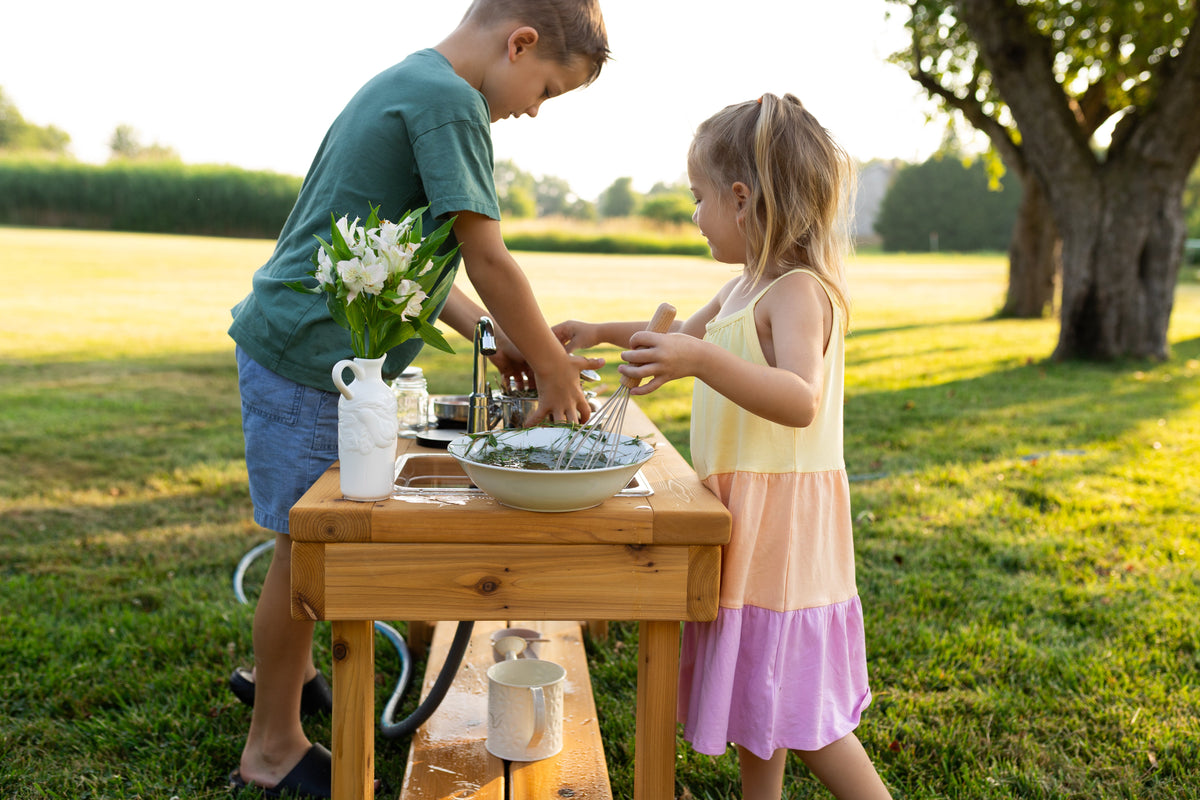 Cuisinette extérieure en cèdre Noble Wooden Toys avec cuisinière, robinet fonctionnel, tablette et 2 éviers transparents centrés