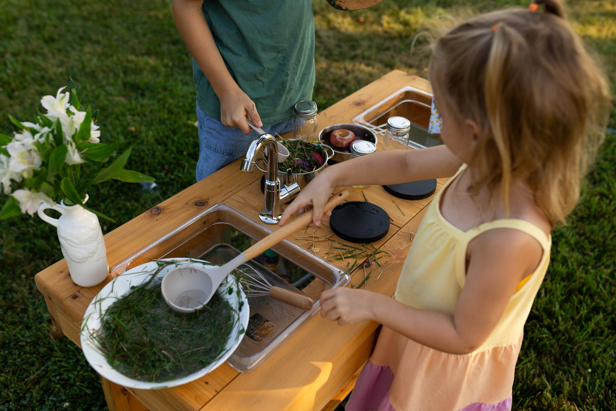 Cuisinette extérieure en cèdre Noble Wooden Toys avec cuisinière, robinet fonctionnel, tablette et 2 éviers transparents centrés