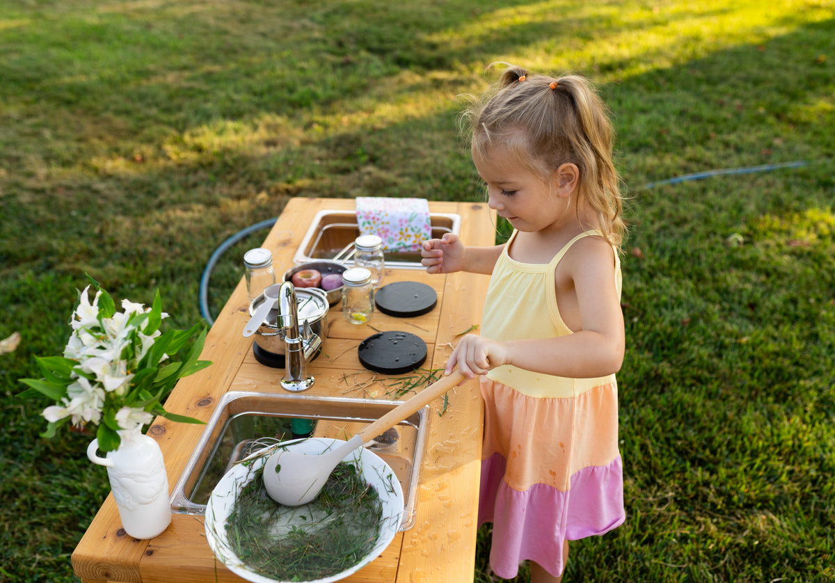 Cuisinette extérieure en cèdre Noble Wooden Toys avec cuisinière, robinet fonctionnel, tablette et 2 éviers transparents centrés