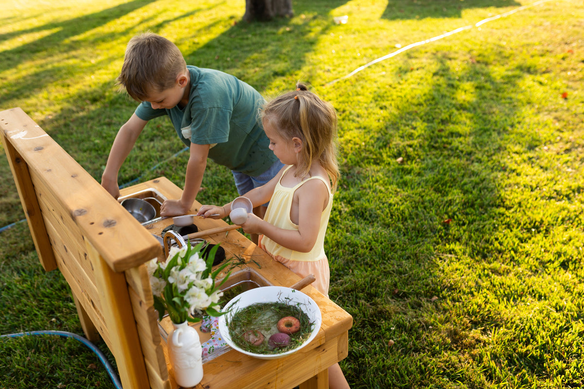 Cuisinette extérieure en cèdre Noble Wooden Toys avec dosseret, cuisinière, robinet fonctionnel et 2 éviers transparents centrés