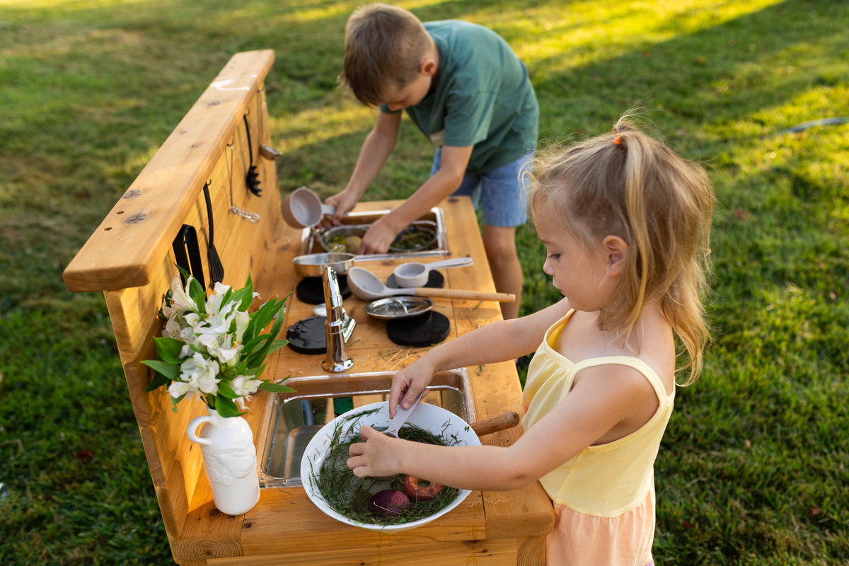Cuisinette extérieure en cèdre Noble Wooden Toys avec dosseret, cuisinière, robinet fonctionnel et 2 éviers transparents centrés