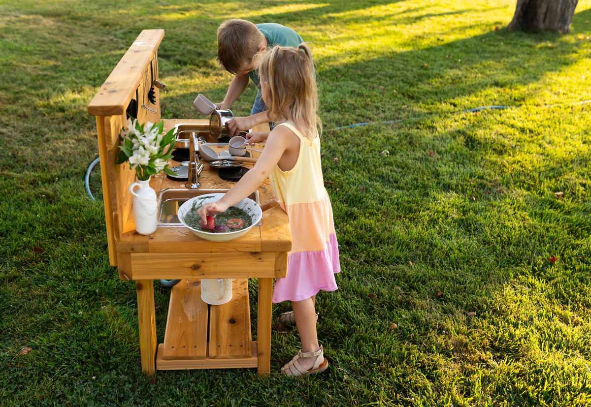 Cuisinette extérieure en cèdre Noble Wooden Toys avec dosseret, cuisinière, robinet fonctionnel et 2 éviers transparents centrés