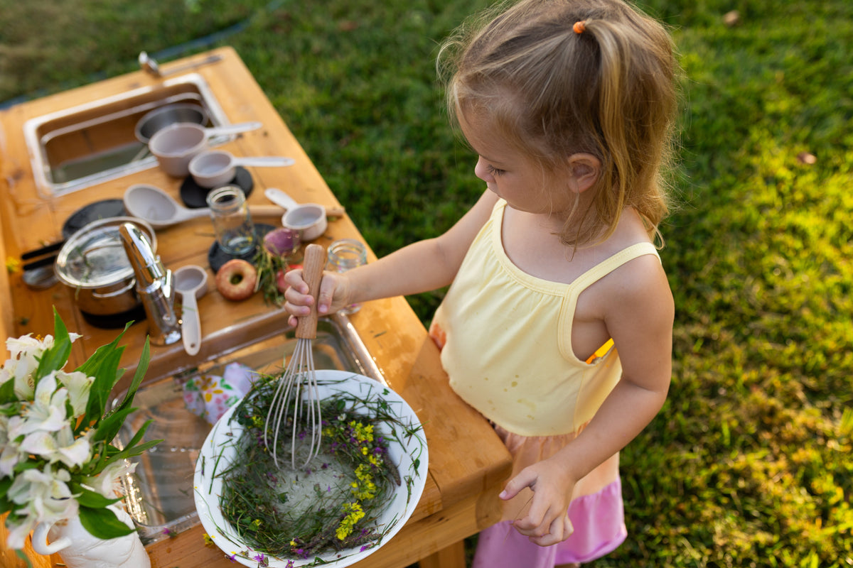 Cuisinette extérieure en cèdre Noble Wooden Toys avec dosseret, cuisinière, robinet fonctionnel et 2 éviers transparents centrés