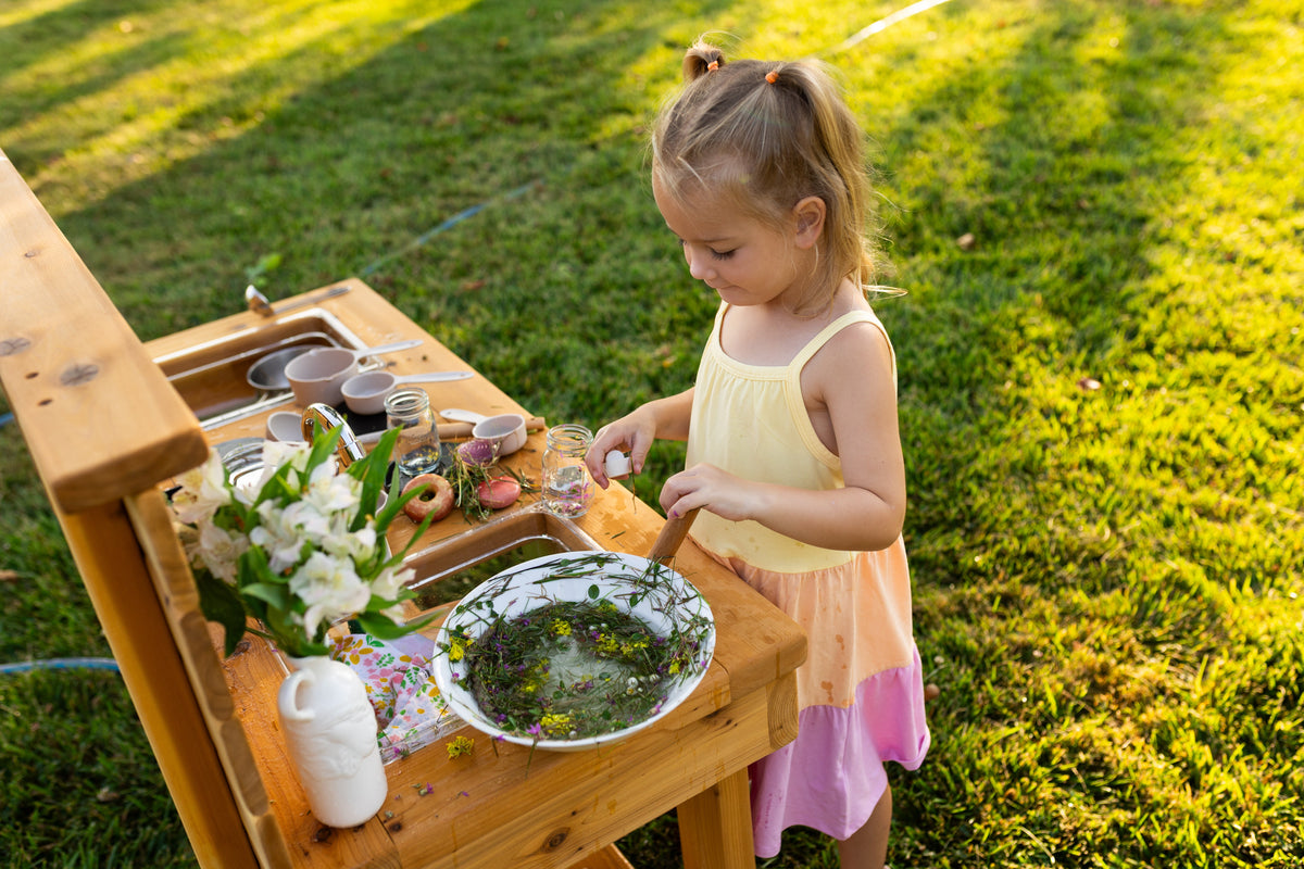 Cuisinette extérieure en cèdre Noble Wooden Toys avec dosseret, cuisinière, robinet fonctionnel et 2 éviers transparents centrés