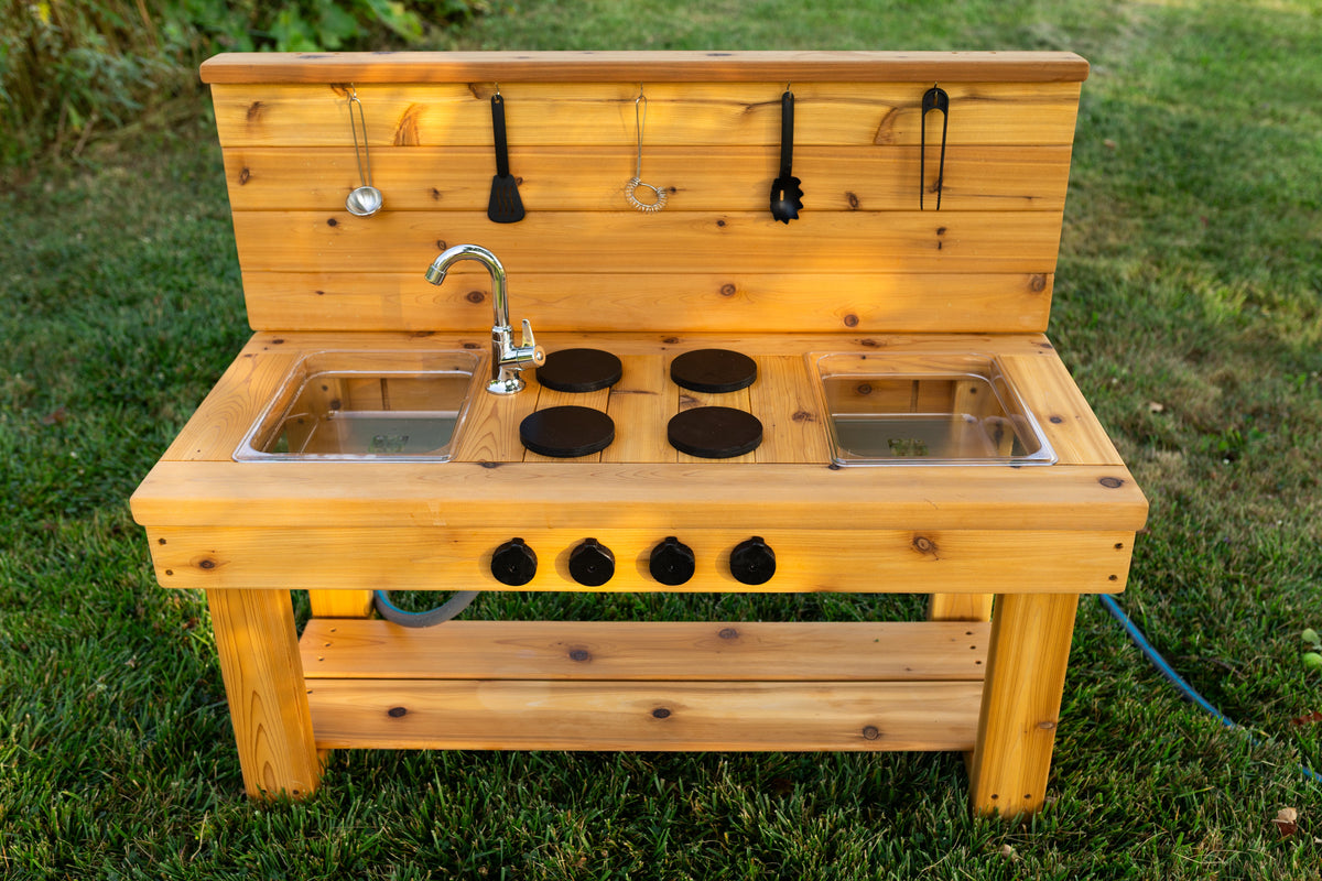 Cuisinette extérieure en cèdre Noble Wooden Toys avec dosseret, cuisinière, robinet fonctionnel et 2 éviers transparents centrés