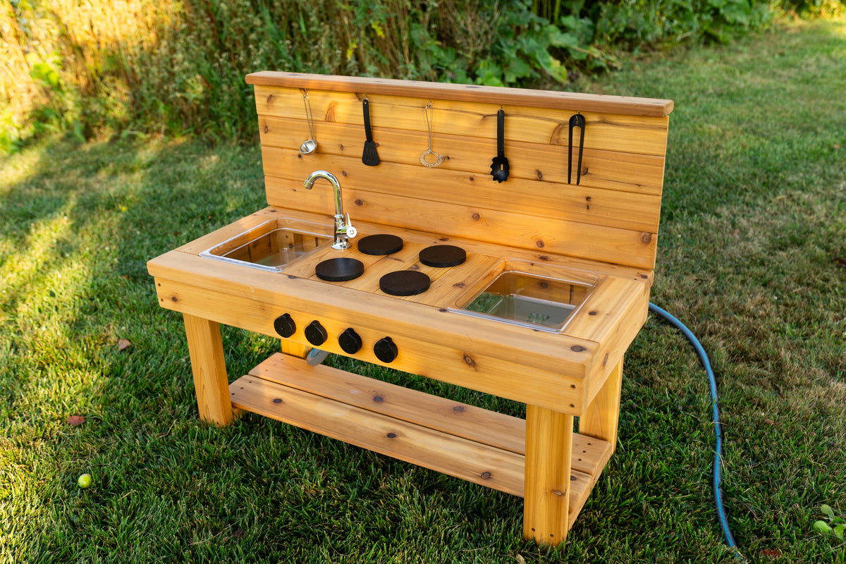 Cuisinette extérieure en cèdre Noble Wooden Toys avec dosseret, cuisinière, robinet fonctionnel et 2 éviers transparents centrés