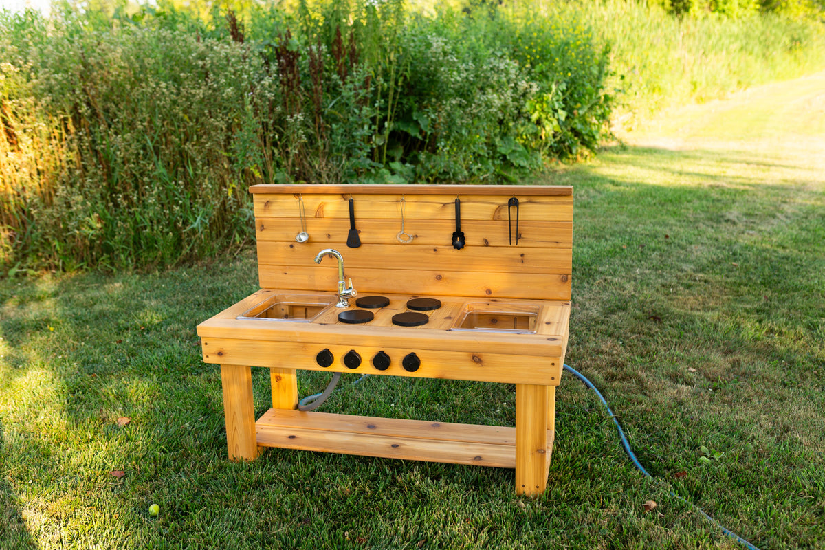 Cuisinette extérieure en cèdre Noble Wooden Toys avec dosseret, cuisinière, robinet fonctionnel et 2 éviers transparents centrés