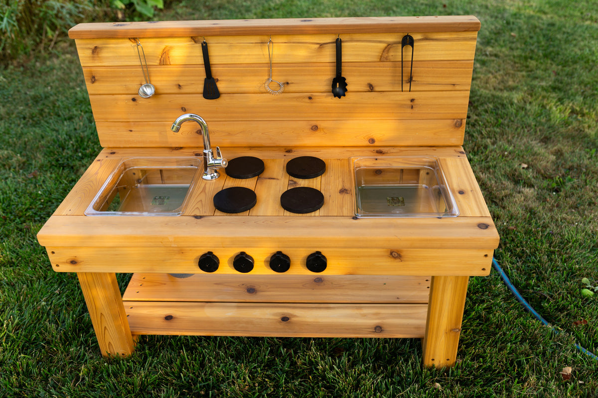 Cuisinette extérieure en cèdre Noble Wooden Toys avec dosseret, cuisinière, robinet fonctionnel et 2 éviers transparents centrés