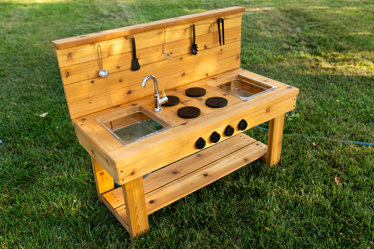 Cuisinette extérieure en cèdre Noble Wooden Toys avec dosseret, cuisinière, robinet fonctionnel et 2 éviers transparents centrés