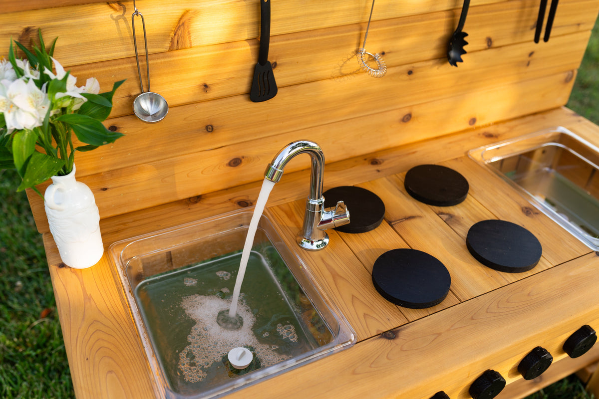 Cuisinette extérieure en cèdre Noble Wooden Toys avec dosseret, cuisinière, robinet fonctionnel et 2 éviers transparents centrés