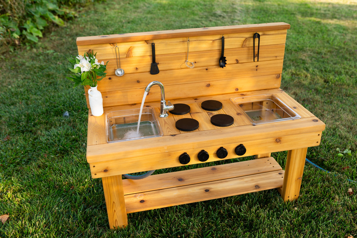 Cuisinette extérieure en cèdre Noble Wooden Toys avec dosseret, cuisinière, robinet fonctionnel et 2 éviers transparents centrés