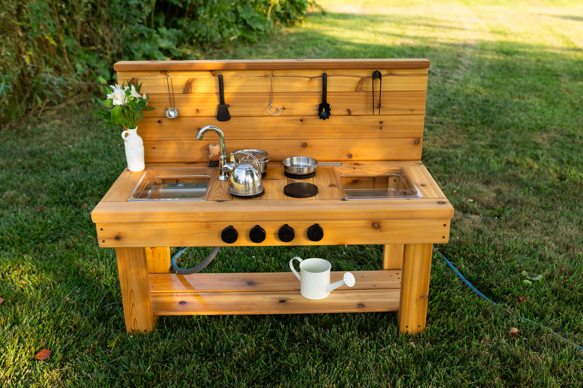 Cuisinette extérieure en cèdre Noble Wooden Toys avec dosseret, cuisinière, robinet fonctionnel et 2 éviers transparents centrés
