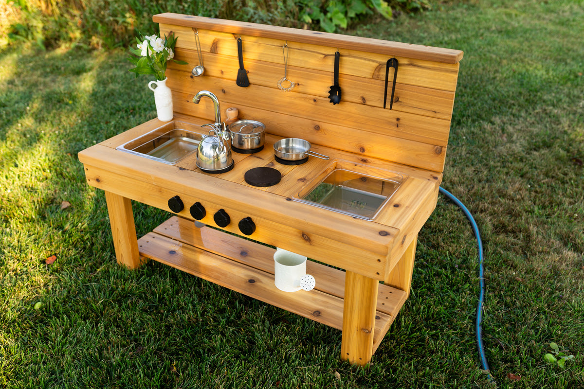 Cuisinette extérieure en cèdre Noble Wooden Toys avec dosseret, cuisinière, robinet fonctionnel et 2 éviers transparents centrés