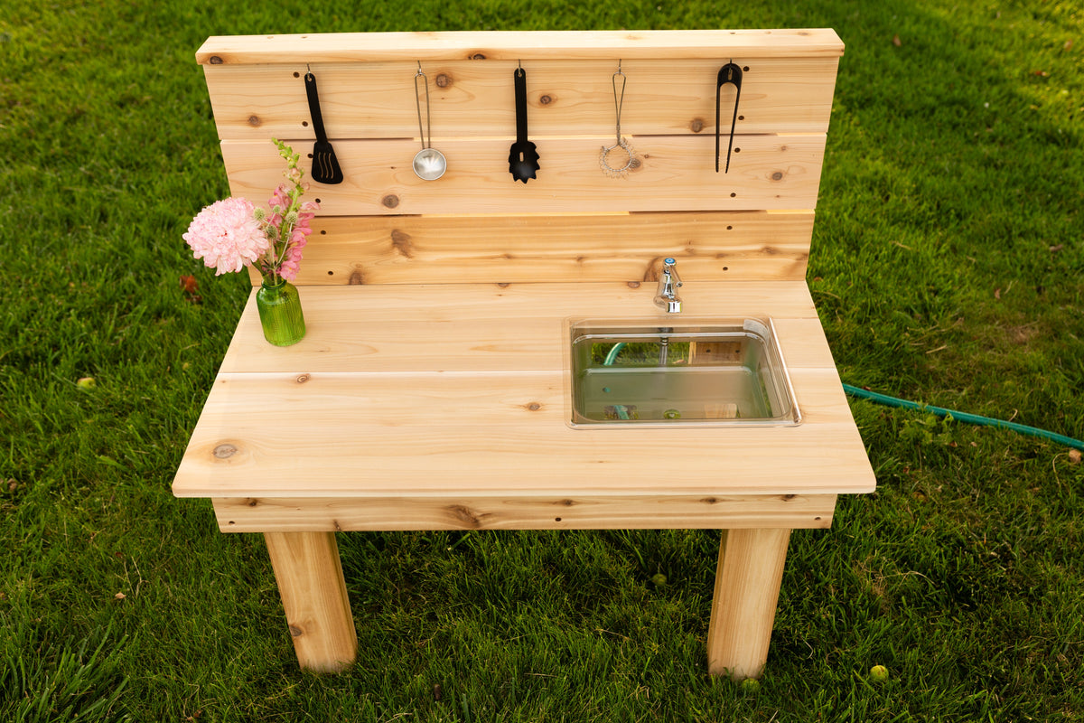 Mini cuisinette extérieure en cèdre Noble Wooden Toys avec robinet fonctionnel et bac amovible, 35 po